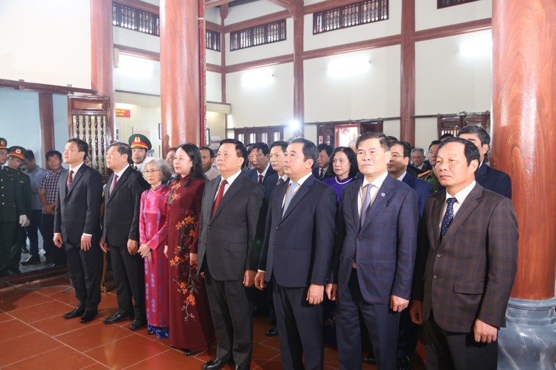 View - 	Quyền Chủ tịch nước dâng hương cố Phó Chủ tịch Nguyễn Lương Bằng