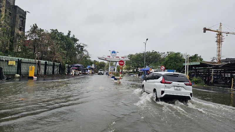 Nhieu tuyen pho TP Hai Duong bi ngap do mua keo dai-Hinh-11