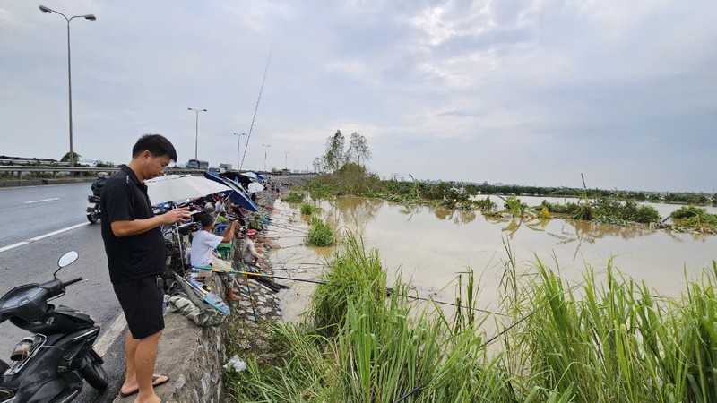 Hai Duong: Nguoi dan dung xe, ngoi lan can ven QL5 cau ca