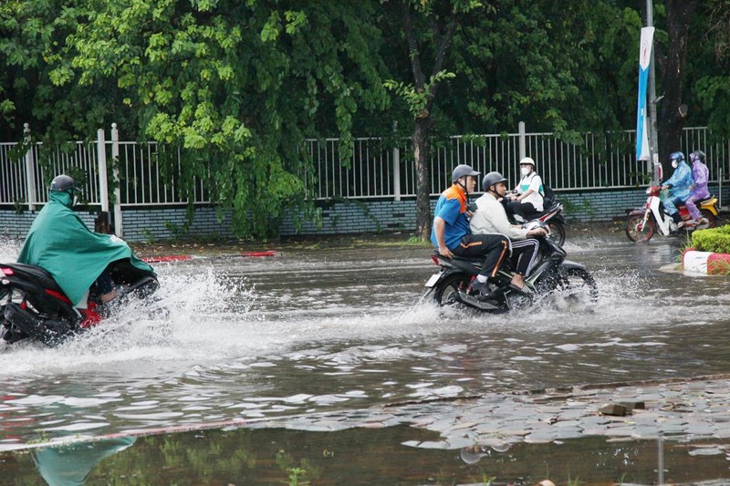 Hà Nội: Mỹ Đình Lại Ngập Sau Cơn Mưa Bất Chợt 