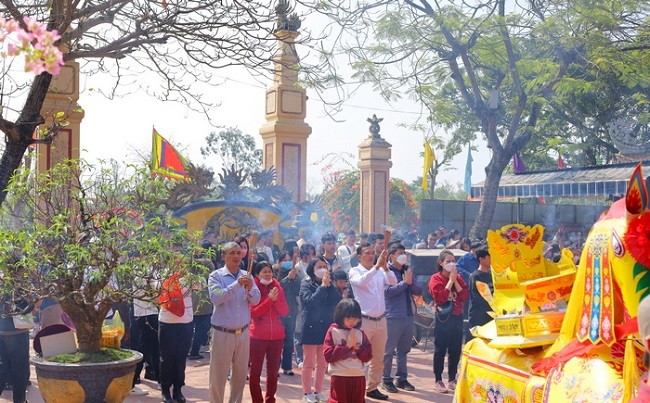 View - 	Đền Ông Hoàng Mười Nghệ An thu hút hàng nghìn du khách