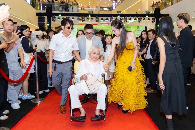 View - 	Mẹ ruột 99 tuổi dự ra mắt phim Lật mặt 7 của Lý Hải