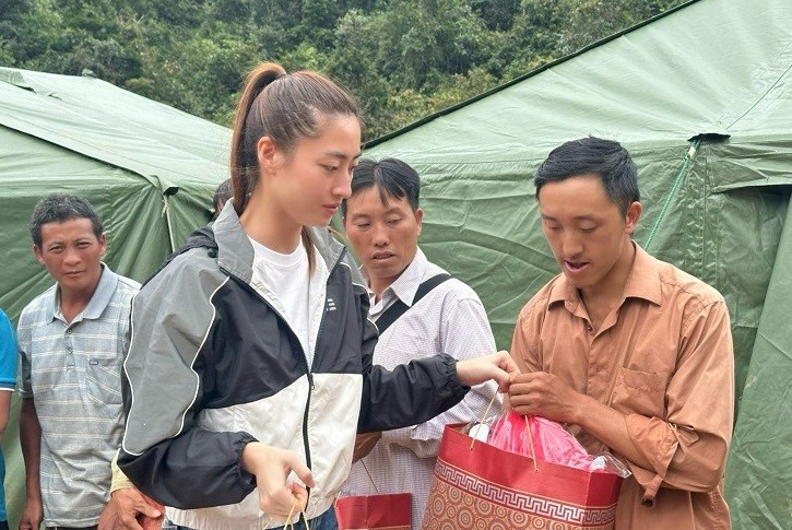 Luong Thuy Linh nhan bao tro cho hai be mo coi o Cao Bang