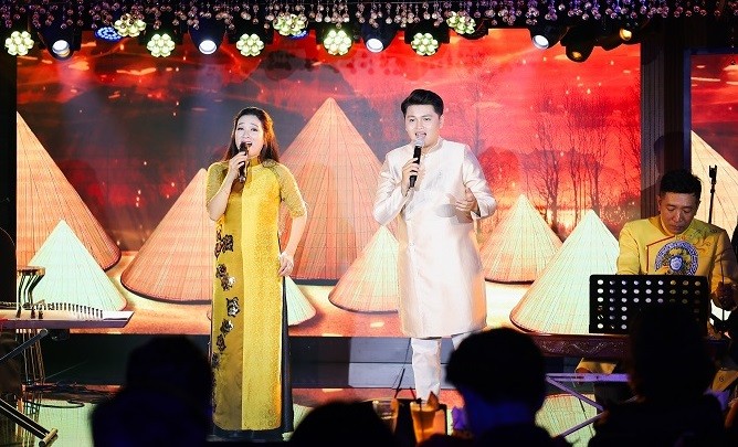 Vu Minh Hieu song ca cung Thanh Thanh Hien trong minishow dau tien-Hinh-2