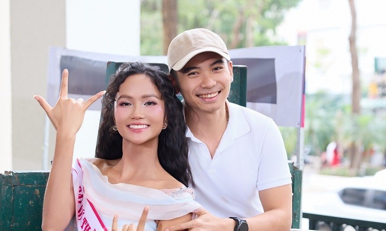 View - 	Hoa hậu H'Hen Niê được ông xã hộ tống đi sự kiện 
