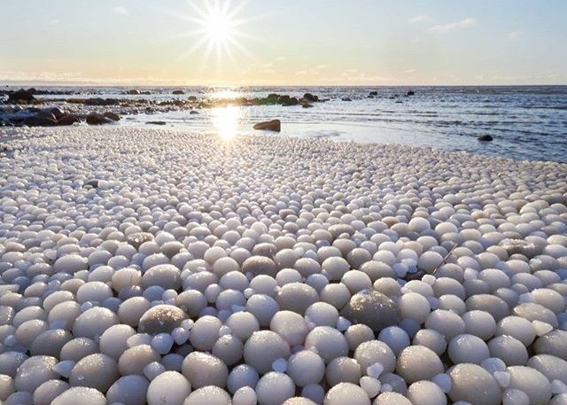 Sự thực bất ngờ sau hiện tượng biển đẻ trứng băng kỳ diệu