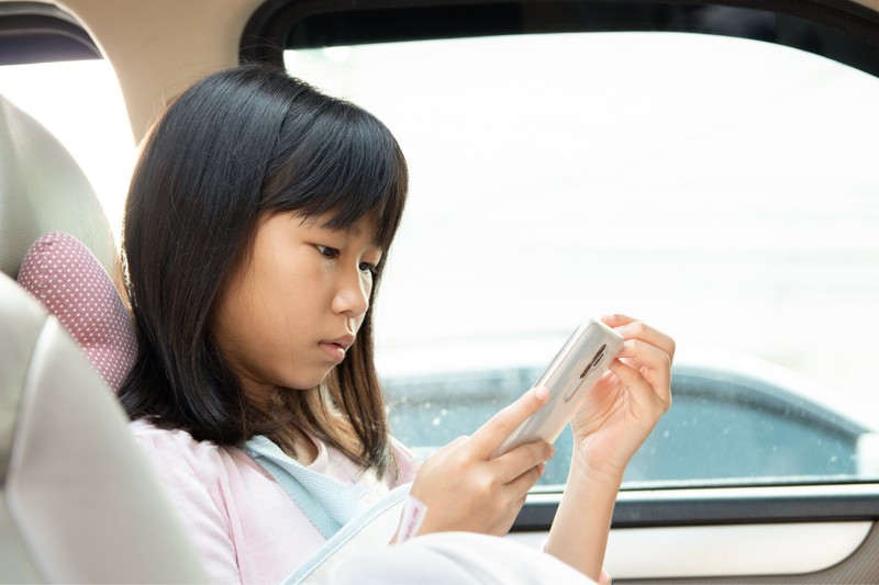 View - 	Trẻ nghiện điện thoại có nguy cơ 20 tuổi thoái hoá khớp ngón tay