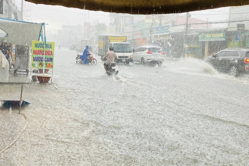 View - 	Đón trận mưa vàng nhiều tuyến đường ở TP HCM ngập úng