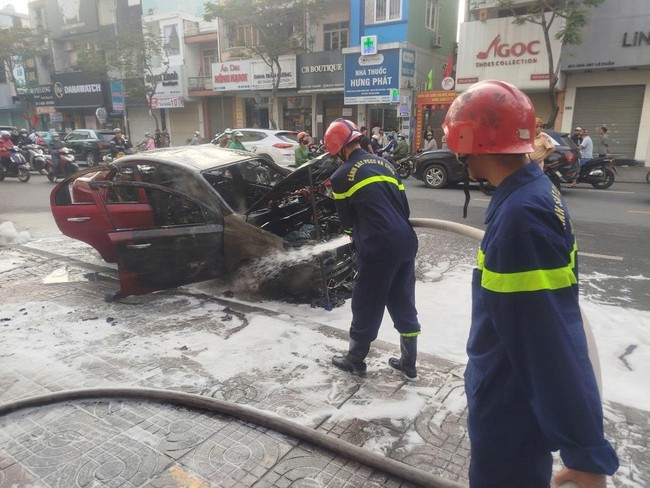 Xe hoi 4 cho boc chay du doi sau tieng no o Da Nang