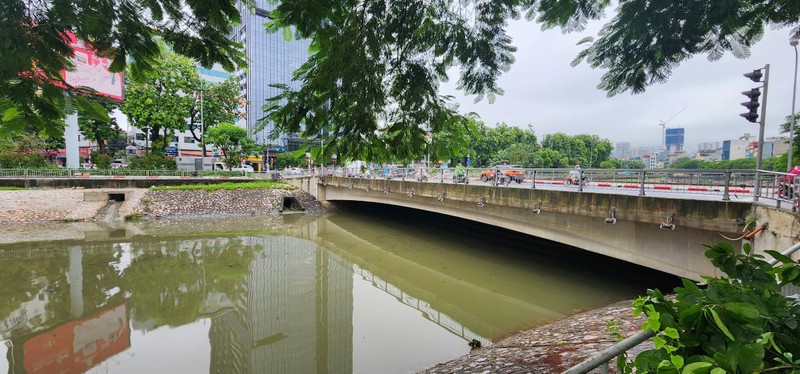 Can canh nuoc song To Lich dang cao, bat ngo doi mau