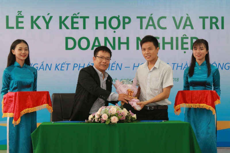 Đại diện trường Đại học Văn Hiến ký kết hợp tác cùng doanh nghiệp.