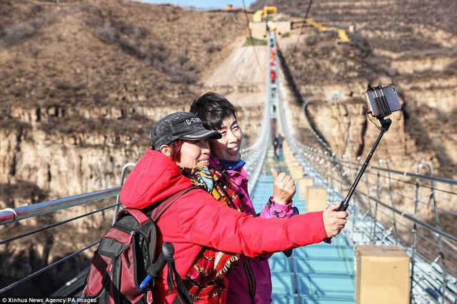 Du khách selfie tại cầu đáy kính