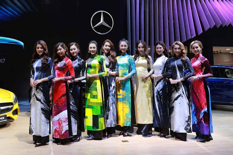 /Uploaded/khds.1cdn.vn/2018/09/16/dan-mau-ao-dai-toa-sang-cung-ngoi-sao-ba-canh1.jpg