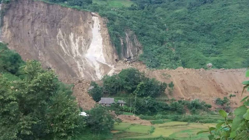 Hoa Binh: Sat lo dat nghiem trong, 18 nguoi bi vui lap