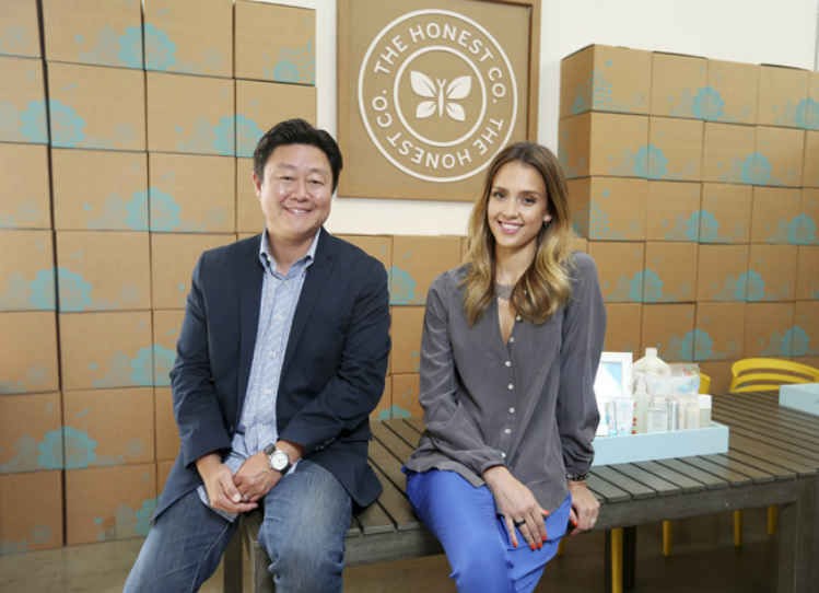 Jessica Alba và Brian Lee, đồng sáng lập công ty thương mại điện tử Honest. Ảnh: Fortune.