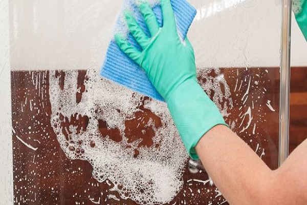 Tẩy ố vách tắm kính giúp kính phòng tắm sáng đẹp như mới