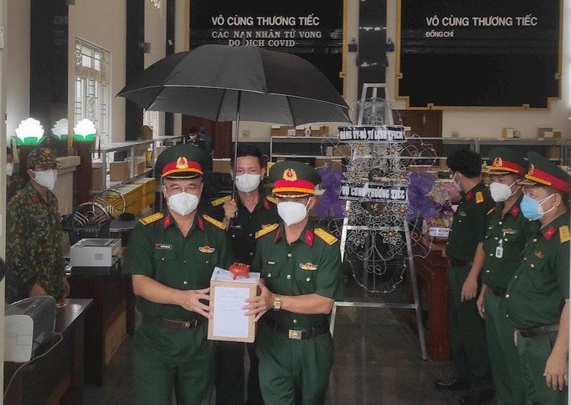 tro-cot-nan-nhan-covid-19-o-mien-trung-duoc-bo-tu-lenh-tphcm-ban-giao-cho-doan-cong-tac-thuoc-quan-khu-5..jpg