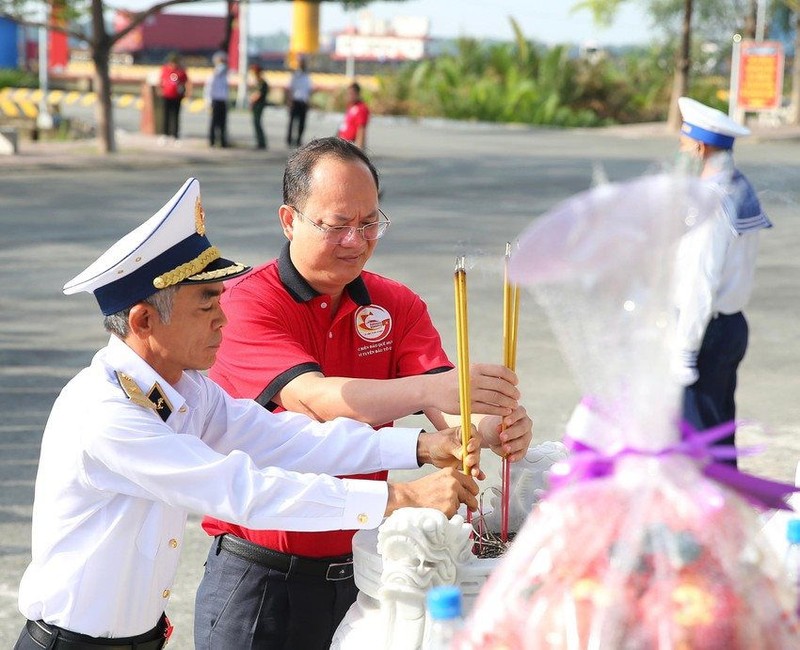 chuan-do-doc-luong-viet-hung-va-pho-bi-thu-thanh-uy-tphcm-nguyen-ho-hai-dang-huong-tuong-niem-cac-anh-hung-liet-si-doan-tau-khong-so..jpg