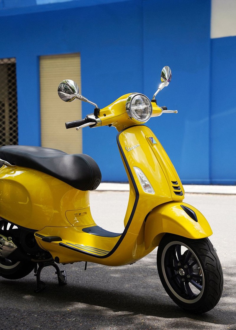 vespa-primavera-s-yellow-sole.jpg