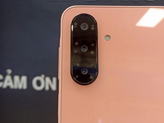 View - 	Vua smartphone tầm trung Samsung lên kệ Việt Nam có đáng mua
