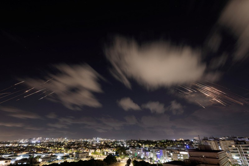 Hệ thống chống tên lửa Iron Dome của Israel đánh chặn tên lửa, nhìn từ Ashkelon