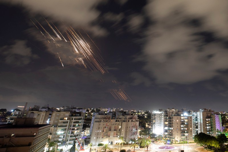 Hệ thống chống tên lửa Iron Dome của Israel đánh chặn tên lửa, nhìn từ Ashkelon