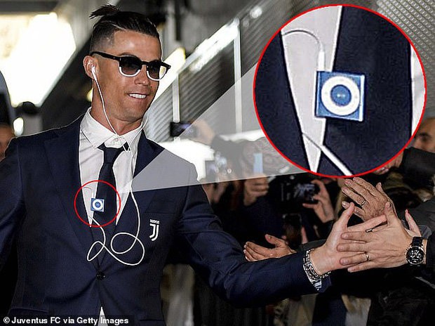 Ngỡ ngàng với món đồ công nghệ “cổ lỗ sĩ” của Cristiano Ronaldo