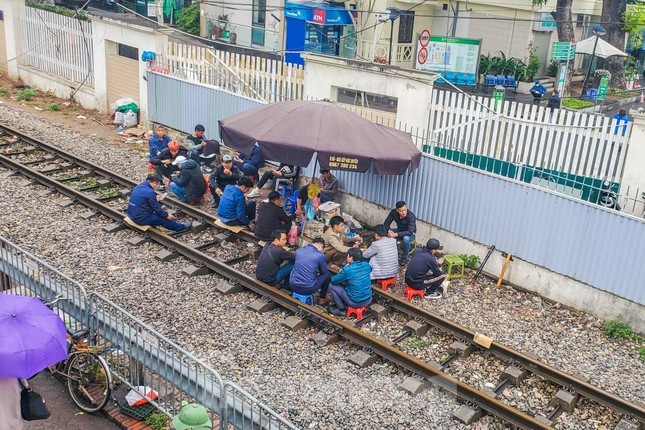 Ha Noi: Quan tra da mao hiem, khach ngoi ngay tren... duong ray tau hoa-Hinh-10