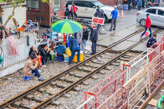 Ha Noi: Quan tra da mao hiem, khach ngoi ngay tren... duong ray tau hoa-Hinh-2