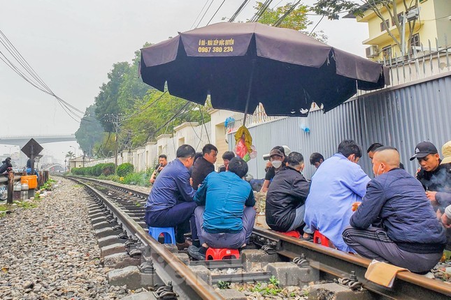 Ha Noi: Quan tra da mao hiem, khach ngoi ngay tren... duong ray tau hoa-Hinh-3