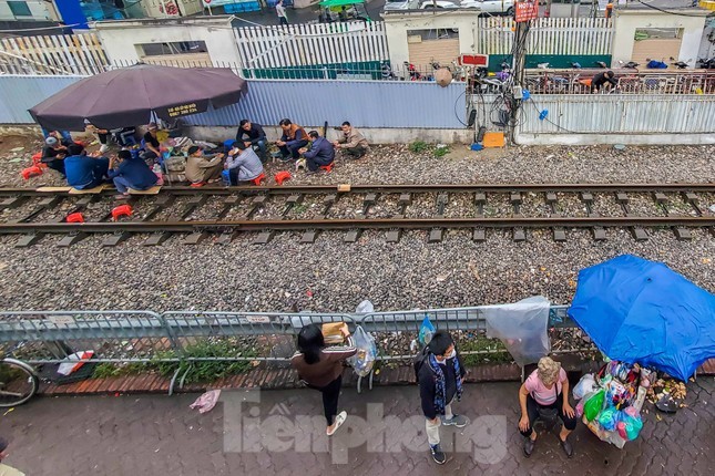 Ha Noi: Quan tra da mao hiem, khach ngoi ngay tren... duong ray tau hoa-Hinh-5