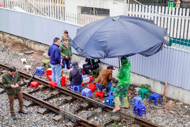 Ha Noi: Quan tra da mao hiem, khach ngoi ngay tren... duong ray tau hoa-Hinh-6