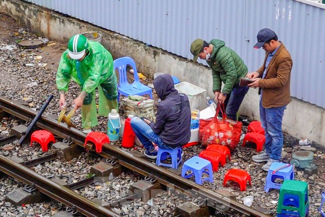 Ha Noi: Quan tra da mao hiem, khach ngoi ngay tren... duong ray tau hoa-Hinh-9