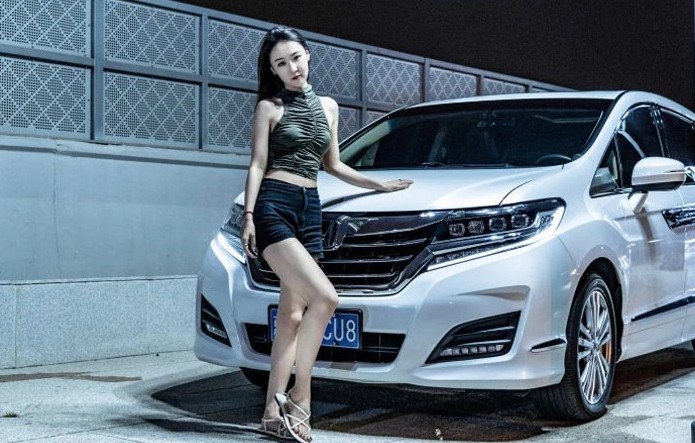 View - 	Hot girl người Trung Quốc khoe vóc dáng mảnh mai bên xe Honda 