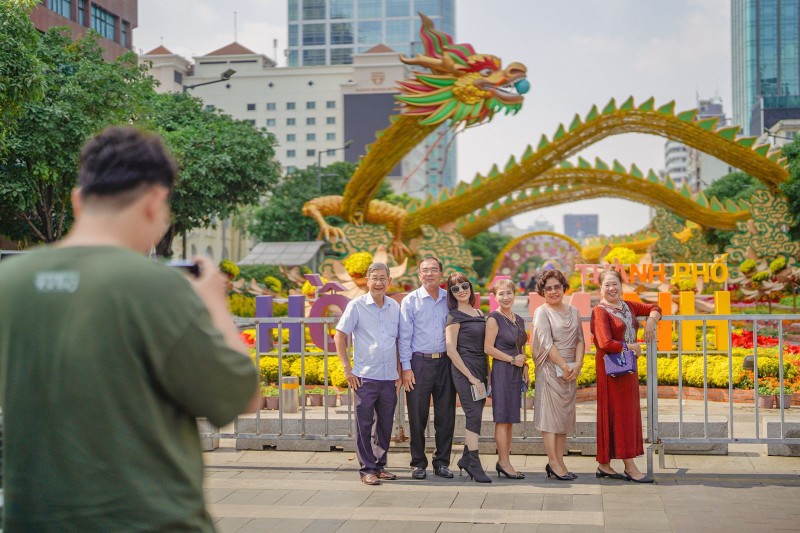 View - 	Linh vật rồng tại đường hoa Tết Nguyễn Huệ hút du khách