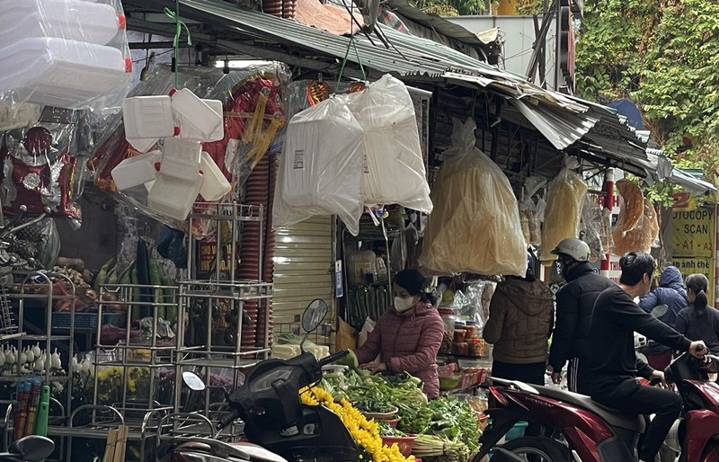 View - 	Cận cảnh hàng quán lấn chiếm vỉa hè, đường phố Thái Th