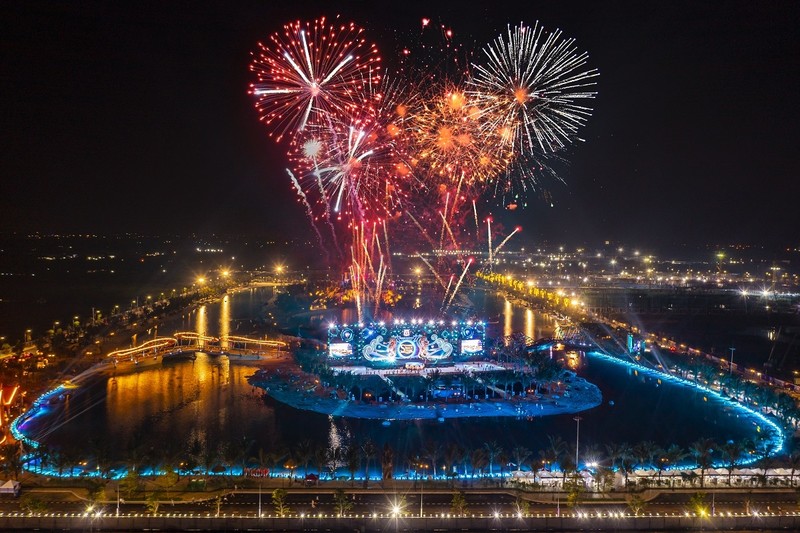 Tổ hợp công viên Biển tạo sóng nhân tạo Royal Wave Park rộng 18 ha là tổ hợp có quy mô lớn nhất thế giới, nằm trong dự án Vinhomes Ocean Park 2 – The Empire. Trong ngày khai trương, khách mời được tận mắt chứng kiến các “kỳ quan”, như: biển tạo sóng rộng 5,4 ha với các ngọn sóng có thể cao tới 2,8m; thác nước cao 15m; công viên cát Sandy Park rộng 1 ha không thua kém gì các khu resort cao cấp hay hồ nước mặn Laguna 9,3 ha – lớn nhất châu Á…