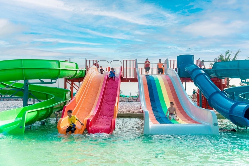 Để thêm “gia vị” cho sự kiện ra mắt đặc biệt, Vinhomes tổ chức “siêu lễ hội” Summer Wave Park trong các ngày 30/4, 2/5 và 3/5. Riêng trong ngày 30/4, dự kiến có khoảng gần 5.000 nhà đầu tư và các khách hàng tham gia các hoạt động. Chương trình được chờ đợi nhất là đại nhạc hội kéo dài từ 18 giờ 30 tới 21 giờ 30, khán đài đã không còn chỗ trống.