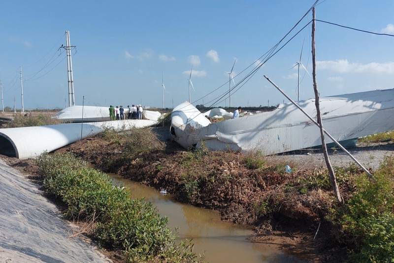 The giant fan blade of Hoa Binh 5 wind power fell and broke