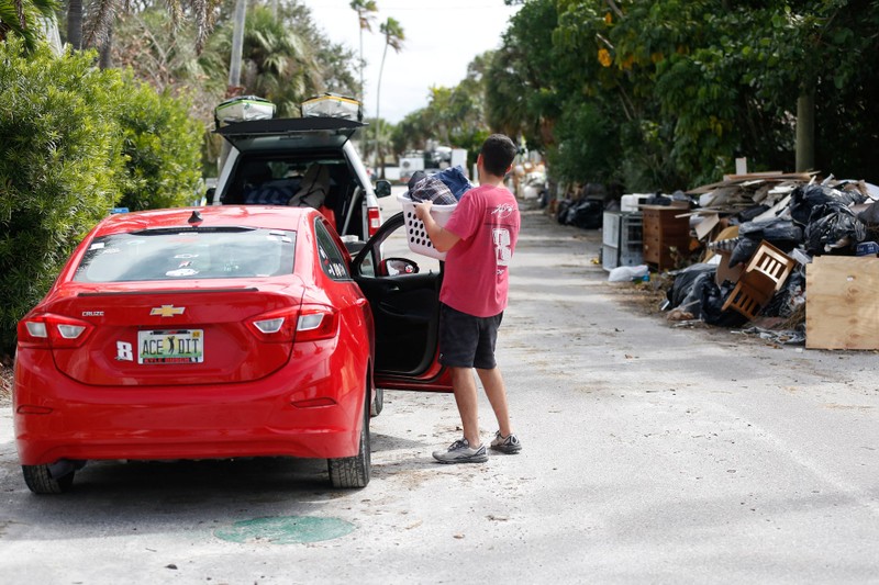 Mọi người chuẩn bị đón bão Milton đổ bộ vào đất liền tại bãi biển St. Pete, Florida