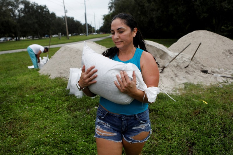 Chuẩn bị cho Bão nhiệt đới Milton, ở Seminole, Florida