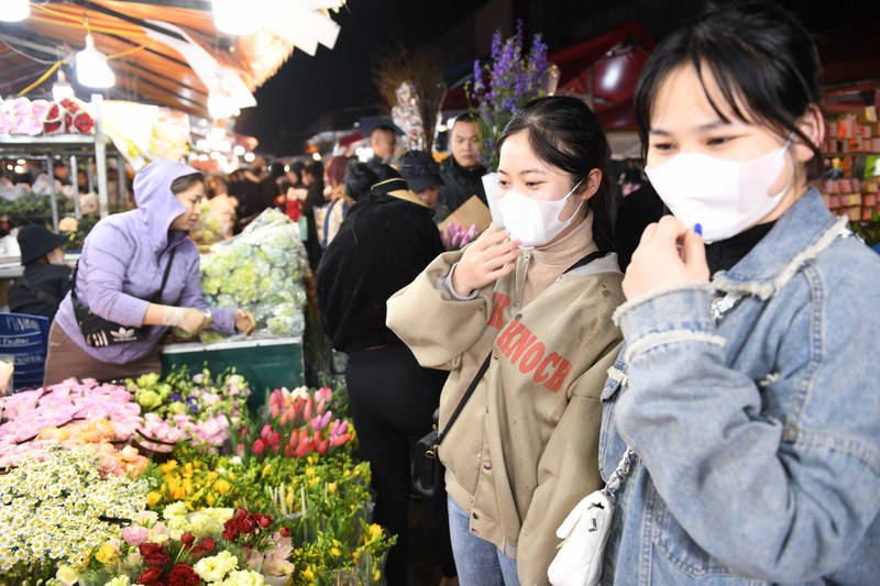 View - 	Đêm cuối năm chợ hoa Quảng Bá tấp nập người bán kẻ mua