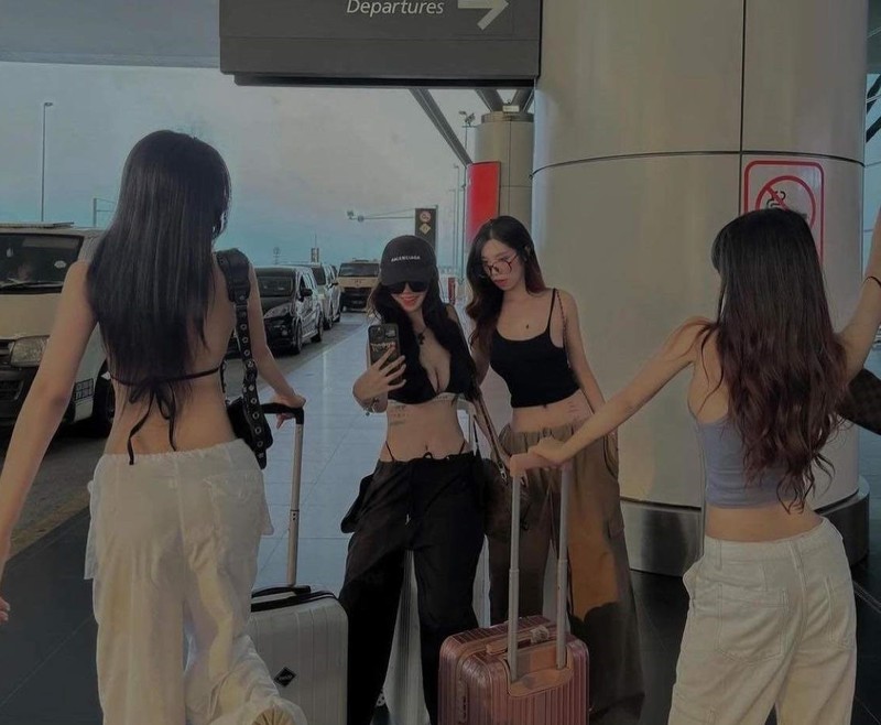 View - 	Nhóm gái xinh ăn mặc phản cảm ở sân bay nhìn muốn độn thổ