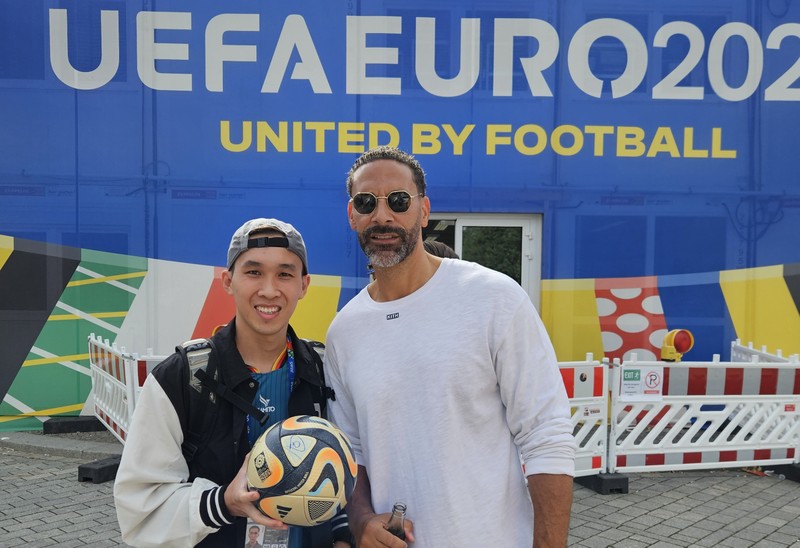 View - 	Phát Freestyle tâng bóng khiến Rio Ferdinand phấn khích EURO 2024