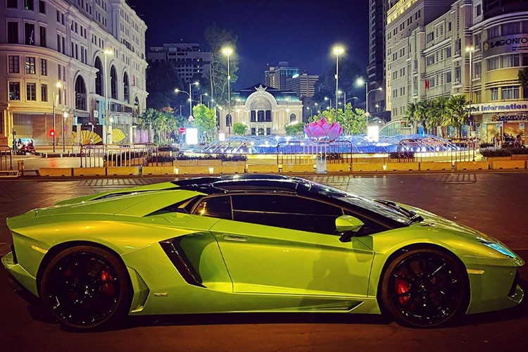 Lamborghini Aventador Roadster hơn 37 tỷ bị vặt gương ở Sài Gòn