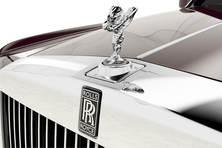 Thanh niên làm hỏng logo xe Rolls-Royce Ghost trị giá gần 1 tỷ