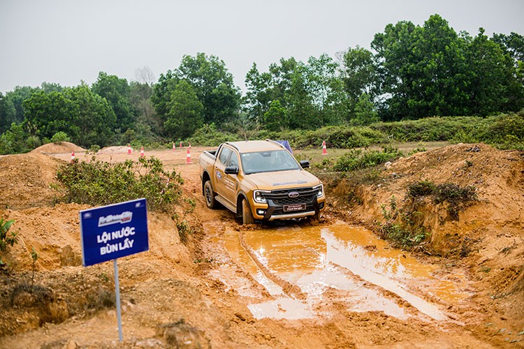 Ford Việt Nam hướng dẫn lái xe an toàn, kỹ năng lái xe đường địa hình