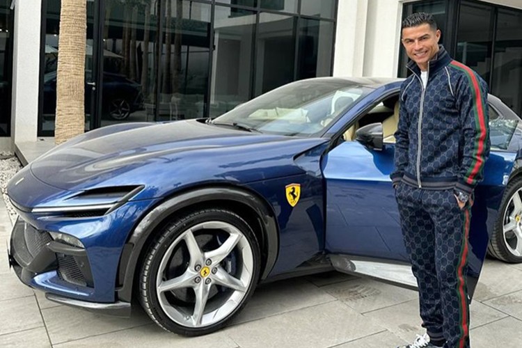 Cristiano Ronaldo tau sieu SUV Ferrari Purosangue hon 12,5 ty dong