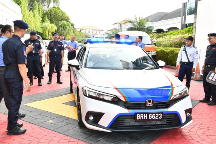 Honda Civic duoc canh sat Malaysia dung lam xe tuan tra