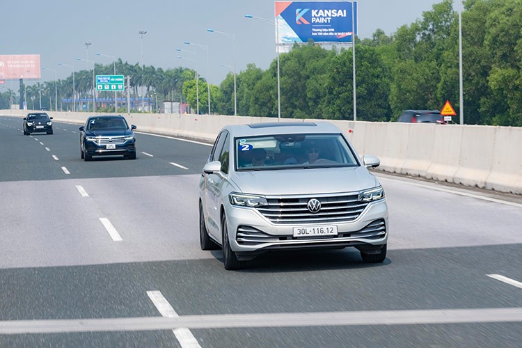 Trai nghiem dang cap moi cung Volkswagen Viloran tai Viet Nam-Hinh-3